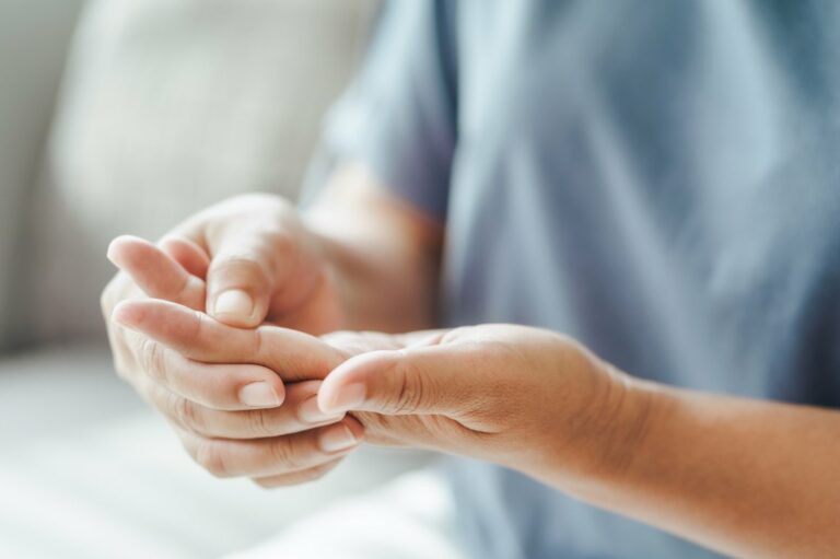 Hand tremors – Causes and risk factors